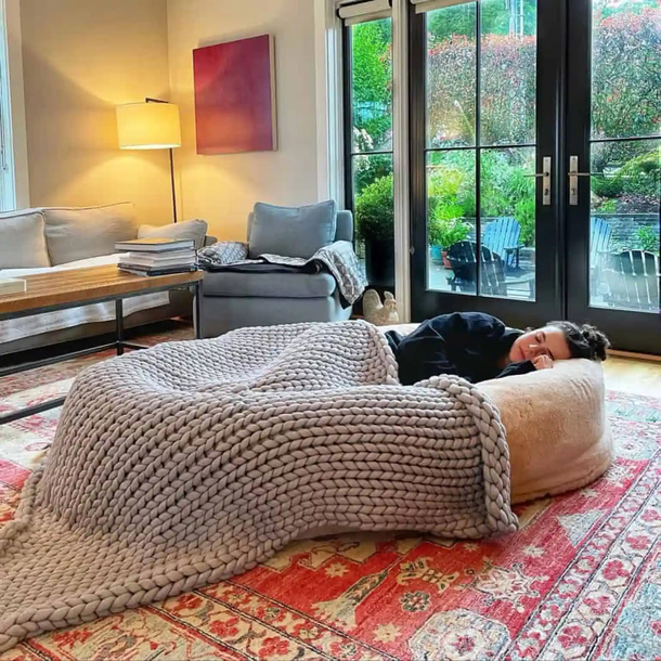 College students come up with these huge dog beds for humans and they’re a cozy dream come true - picture 4