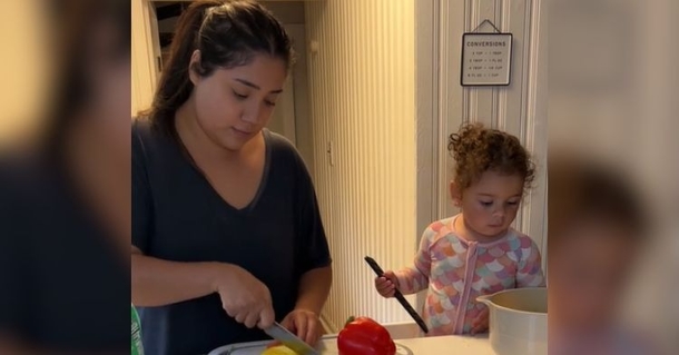 Confused Little Girl Loses Track Of Pepper While “Helping” Mom Cook In Funny Video Of The Day - picture 2