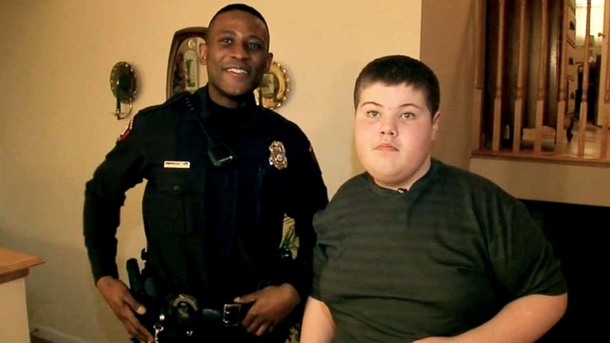 Cop answers call to help boy with autism find his lost teddy bear - picture 2