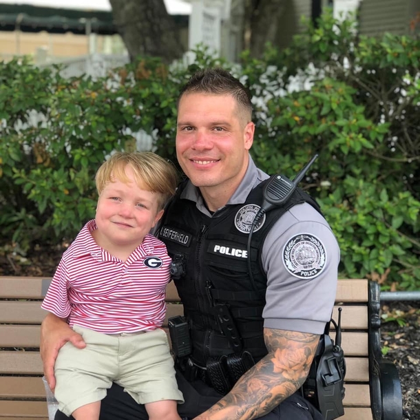 Cop became a mentor for 6-year-old boy without arms who wants to be a detective when he grows up - picture 4