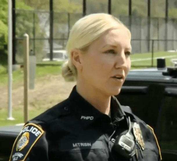 Cop becomes a hero after rescuing baby on the side of the highway - picture 3