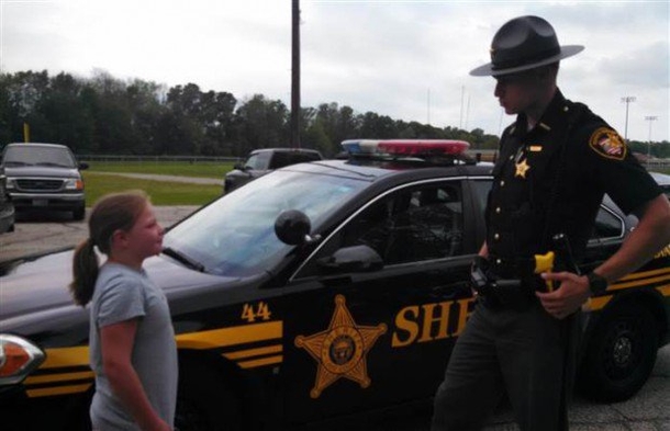 Cop Buys Lemonade At Girl’s Stand And Returns Next Day, But NOT To Buy More - picture 2