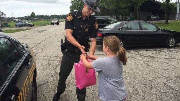 Cop Buys Lemonade At Girl’s Stand And Returns Next Day, But NOT To Buy More - picture 3