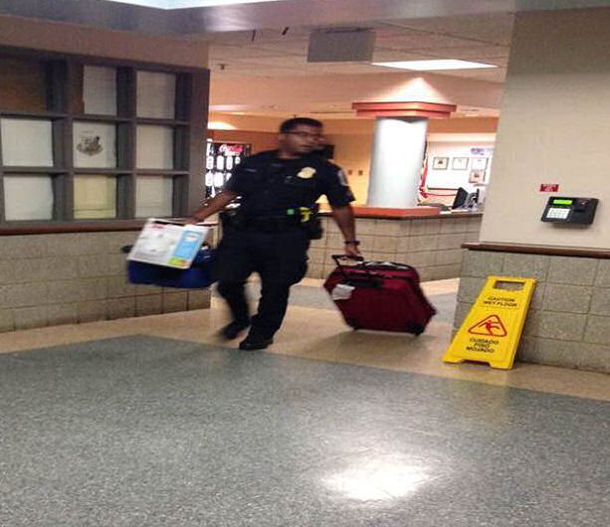 Cop Confronts Out Of Place Mom And Baby After What He Saw At Her Feet - picture 3