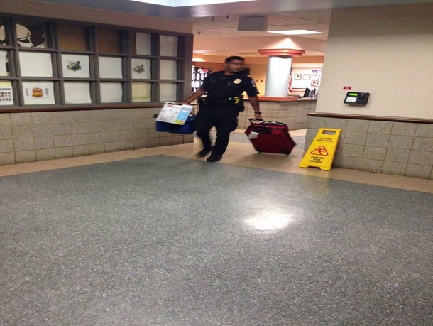 Cop Confronts Out Of Place Mom & Baby After Seeing What She Had At Her Feet - picture 2