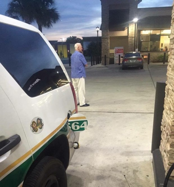 Cop Feels Something Strange Over His Shoulder. When He Turns Around, He's In Shock - picture 2