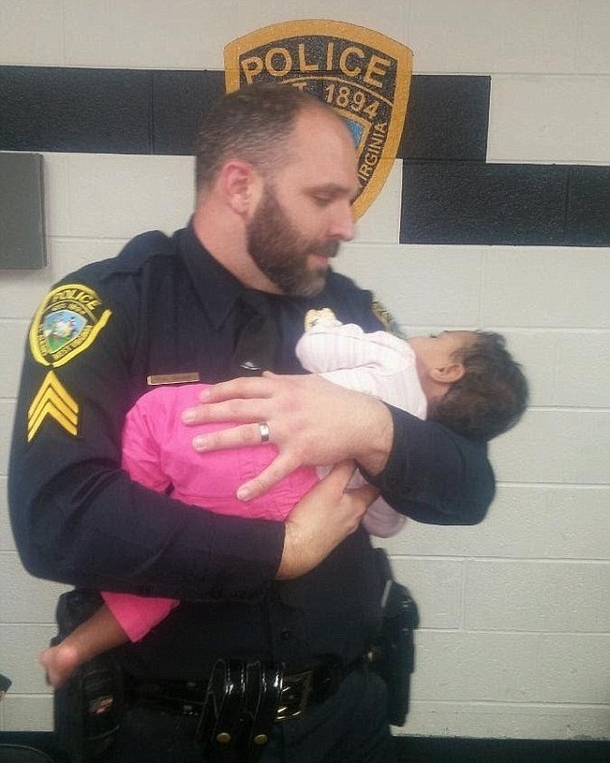 Cop Follows Strange Sound Into Bathroom Stall, Comes Out Different Than Going In - picture 5