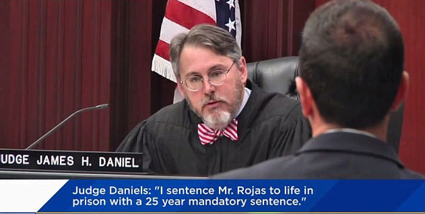 Cop Gives Attempted Murderer A Gift In Court, His Smirk Turns Into Extreme Fear (Video) - picture 2