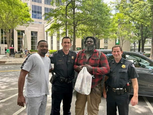 Cop helps a homeless man reunite with family who lives 350 miles away - picture 2
