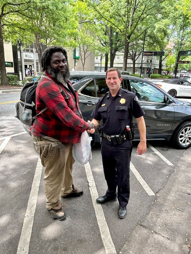 Cop helps a homeless man reunite with family who lives 350 miles away - picture 3