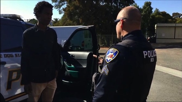 Cop Notices Teen Dressed In All Black In Dark Alley, Quickly Realizes What's Going On - picture 2