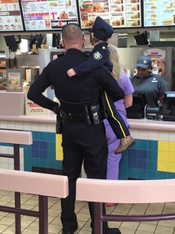 Cop Picks Up 4-Year-Old And Waits In Line To Order. Now Watch When They Turn Around… - picture 2