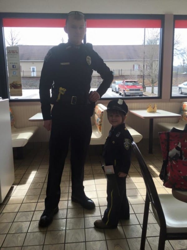 Cop Picks Up 4-Year-Old And Waits In Line To Order. Now Watch When They Turn Around… - picture 3