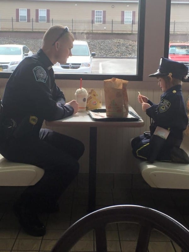 Cop Picks Up 4-Year-Old And Waits In Line To Order. Now Watch When They Turn Around… - picture 4
