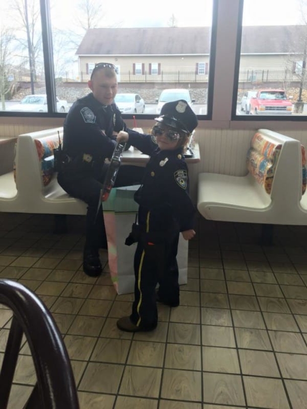 Cop Picks Up 4-Year-Old And Waits In Line To Order. Now Watch When They Turn Around… - picture 5