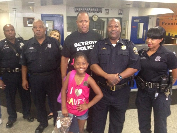 Cop Sees Girl Walk Into Police Station, Acts Fast When He Looks Behind Her - picture 2