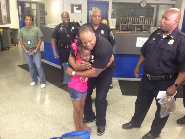 Cop Sees Girl Walk Into Police Station, Acts Fast When He Looks Behind Her - picture 3