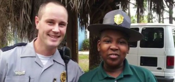 Cop Sees What Mom And Son Are Doing In Parked Car, Swiftly Reacts - picture 3
