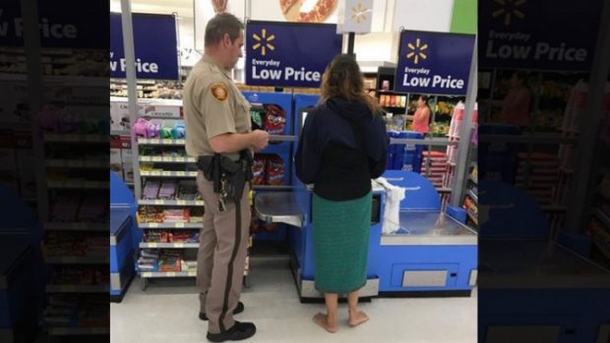 Cop Spots Homeless Woman On Quiet Road, Shocked By What’s At Her Feet - picture 3