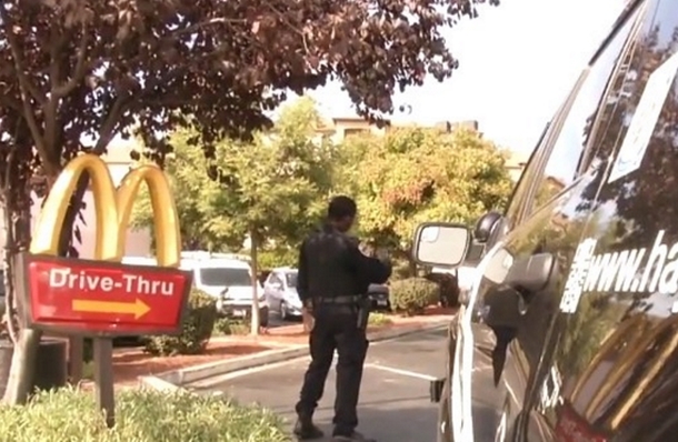 Cop Stands Near Woman With Suspended License, 3rd Party Takes Photo Now Going Viral - picture 2