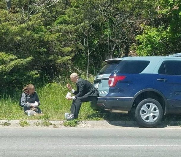 Cop Stops For Woman Stuck On Rural Road, Had No Clue What He Was In For - picture 3
