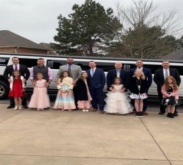 Cop takes 8-year-old girl to daddy-daughter dance after she lost her father - picture 6