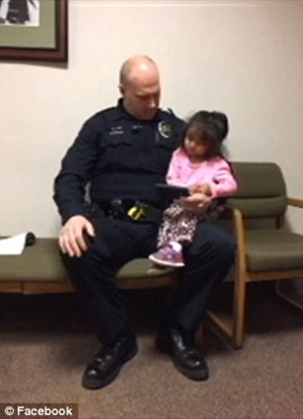Cop watches toddler while her Father is in court – proving he’s a ‘father first and police officer second’ - picture 2