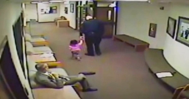 Cop watches toddler while her Father is in court – proving he’s a ‘father first and police officer second’ - picture 3