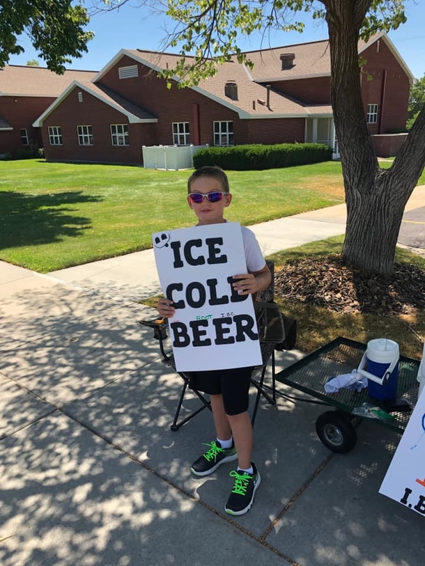 Cops are called on boy selling “ice cold beer”—but then they take a second look at his sign - picture 3