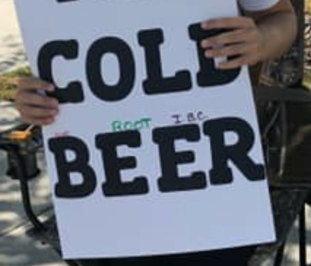 Cops are called on boy selling “ice cold beer”—but then they take a second look at his sign - picture 4