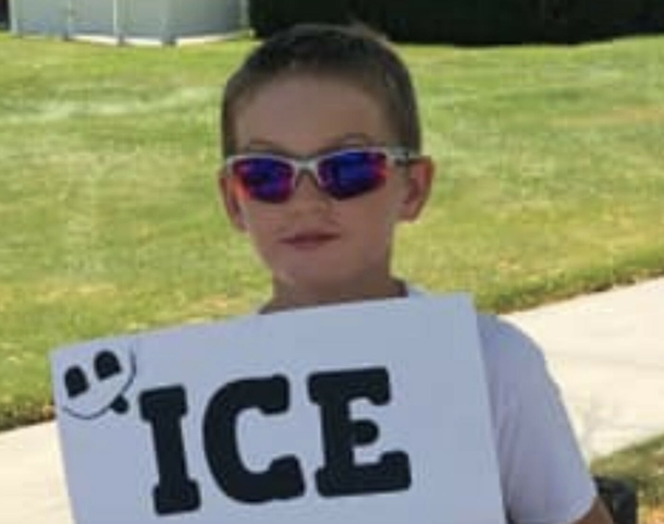 Cops are called on boy selling “ice cold beer”—but then they take a second look at his sign - picture 5