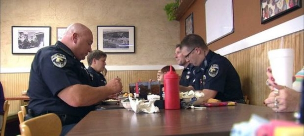 Cops Are Told To Come To Diner For A Free Meal; Shocked At What Came With It - picture 2