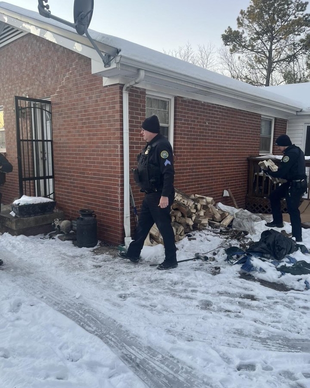 Cops Deliver Free Firewood To Elderly Citizen Without Heat - picture 3