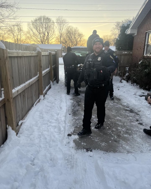 Cops Deliver Free Firewood To Elderly Citizen Without Heat - picture 4