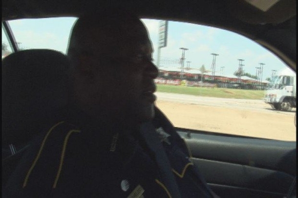 Cops Takes Forever To Exit Patrol Car; Couple Soon Realizes Why - picture 3