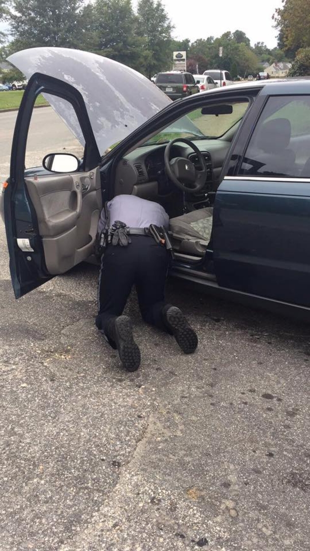 Cops want woman to pop trunk because her brake light is out, has no idea he's being recorded - picture 4