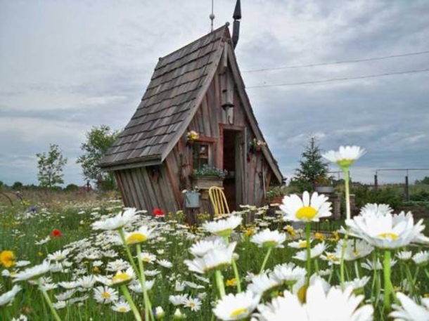 Couple Buys Small, Tiny Cabin, Transforms It Into Something Straight Out Of A Fairytale - picture 2