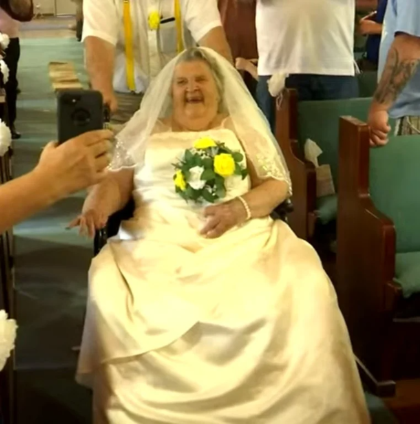 Couple celebrates heartwarming 75th anniversary with wedding they weren't able to have in the 1940s - picture 4