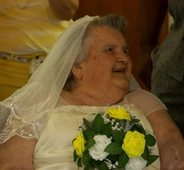 Couple celebrates heartwarming 75th anniversary with wedding they weren't able to have in the 1940s - picture 9