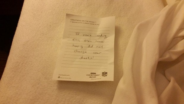 Couple Hears Crinkle Under Hotel Room Sheets, Disturbed By What They Find - picture 3