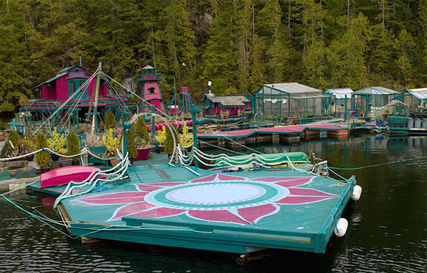 Couple Lives Off-the-Grid In A Floating Self Sustaining Home - picture 12