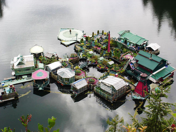 Couple Lives Off-the-Grid In A Floating Self Sustaining Home - picture 2