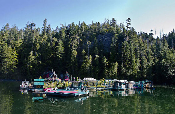 Couple Lives Off-the-Grid In A Floating Self Sustaining Home - picture 3