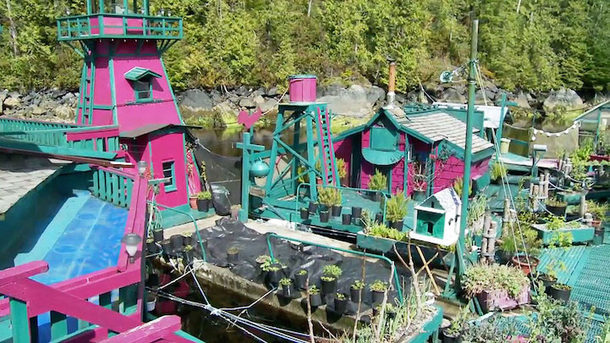 Couple Lives Off-the-Grid In A Floating Self Sustaining Home - picture 4