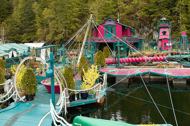 Couple Lives Off-the-Grid In A Floating Self Sustaining Home - picture 8