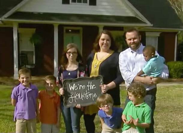 Couple saves 3 children from foster care, suddenly neighbor approaches and calls child services - picture 5