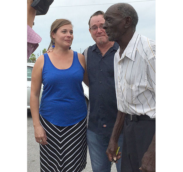 Couple Sees Man Walk Daily, Take Action When They Realize What He’s Doing - picture 3