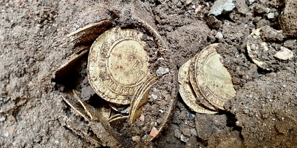Couple was renovating their kitchen floor when they uncover over $850,000 worth of rare coins - picture 2