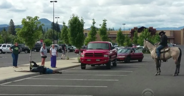 Cowboy Hears Woman Scream When Thief Robs Her, Proceeds To Lasso Thief In Parking Lot - picture 4