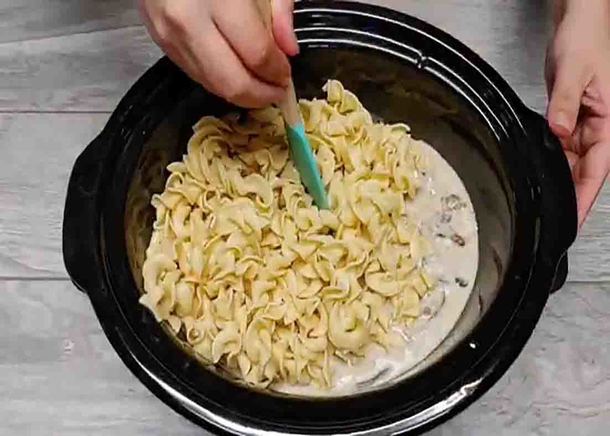 Creamy Crockpot Ground Beef Stroganoff Recipe - picture 3